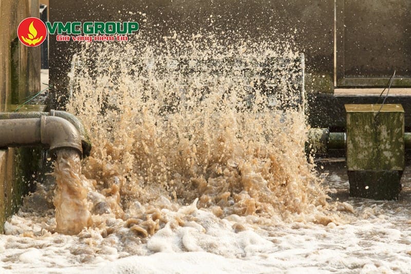 đường ống đang xả nước thải